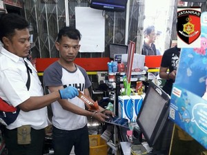 Jebol Atap, Dani Curi Uang dan Dagangan di Minimarket di Jakut
