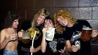 Metallica tampak seperti sekelompok anak muda doyan bir dan musik keras, sepertinya tak ada peubahan hingga saat ini. Dok. Ist
