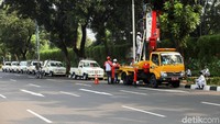 Petugas membawa 7 mobil terbuka dan satu unit mobil berat untuk menurunkan neon box.