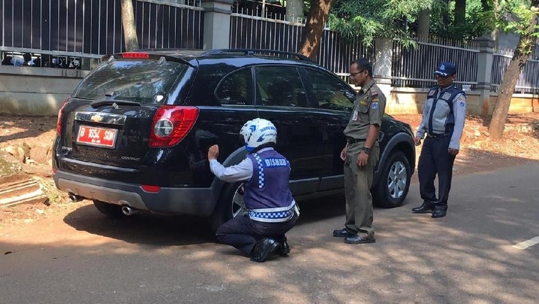 Razia Parkir Liar di Kompleks DPR Rawajati, Dishub Gembosi Mobil Pelat Merah Razia Parkir Liar di Kompleks DPR Rawajati, Dishub Gembosi Mobil Pelat Merah