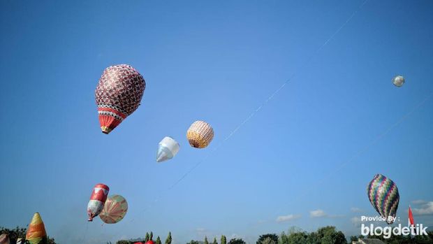 Balon udara memenuhi langit Ponorogo
