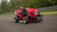 Mean Mower orisinal sudah menggendong mesin yang luar biasa. Tapi kali ini kita membawanya ke level yang lebih tinggi. Usai menggapai rekor kecepatan pada 2014 kami ingin melakukan sesuatu yang berbeda untuk rekor kecepatan baru, ujar Managing Director Honda Inggris, Dave Hodgetts. Foto: Pool (carscoops)