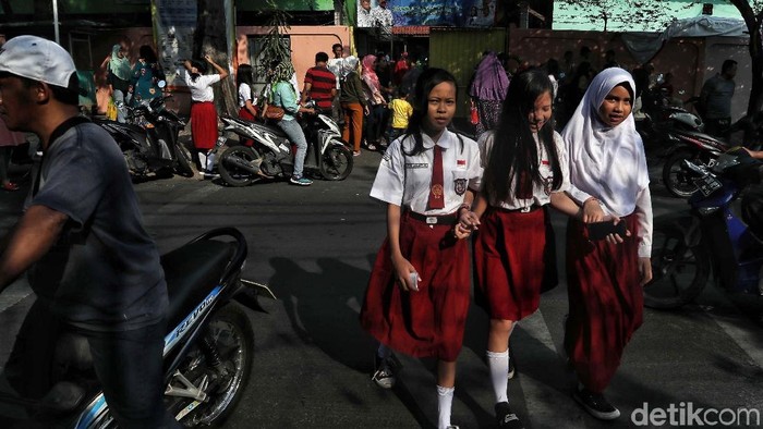 Hari ini para pelajar mulai masuk sekolah usai libur Lebaran. Seperti terlihat di SDN Sungai Bambu 01 dan 03, Tanjung Priok, Jakarta Utara, Rabu(12/5).