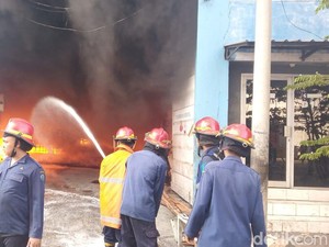 Sebuah Gudang Oli di Sidoarjo Terbakar, Penyebab Masih Diselidiki