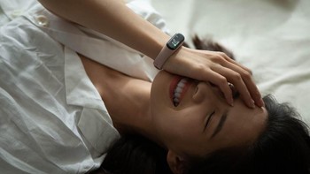 Mi Band 4 hadir dalam varian warna black, brown, blue, orange dan pink. Xiaomi membanderolnya mulai 169 yuan atau sekitar Rp 348 ribu. Foto: Xiaomi