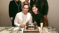 Good company & yummy dins! Always so thoughtful, love you guys 😍❤️ // 🎂🌹, tulis Chryseis di keterangan foto. Wah, kali ini makan malamnya di Hong Kong! Foto: Instagram chrystan_x