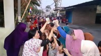 Kemudian ketupat jembut takan dibagikan kepada anak-anak di sekitar masjid yang sudah menunggu. Foto: Angling Adhitya Purbaya/detikcom