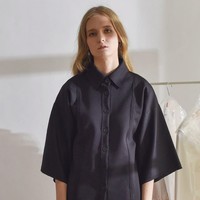 Masih dalam suasana Lebaran, sejumlah brand dan retailer menawarkan potongan harga. Salah satunya adalah brand lokal Avgal Collection yang menyediakan berbagai atasan diskon. Black Made Day 01 Top yang elegan dan netral berikut sedang diskon menjadi Rp 199 ribuan. Foto: Bobobobo