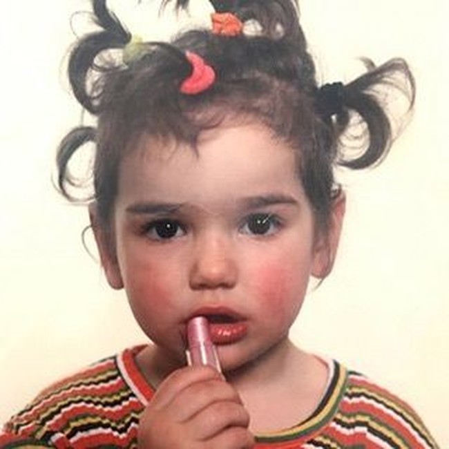 Kesal dengan ulah netizen, Dua Lipa kembali mem-posting foto-foto masa kecilnya untuk membuktikan bahwa ia tidak meng-edit foto. Seri foto yang terdiri dari lima gambar itu memperlihatkan sang musisi memang diberkati bibir tebal berwarna merah alami. Foto: Instagram/@dualipa