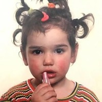 Kesal dengan ulah netizen, Dua Lipa kembali mem-posting foto-foto masa kecilnya untuk membuktikan bahwa ia tidak meng-edit foto. Seri foto yang terdiri dari lima gambar itu memperlihatkan sang musisi memang diberkati bibir tebal berwarna merah alami. Foto: Instagram/@dualipa