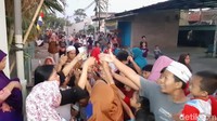 Warga yang usai perang ingin memperingati syawalan dengan bahan makanan yang lebih sederhana sebagai bentuk keprihatinan. Foto: Angling Adhitya Purbaya/detikcom
