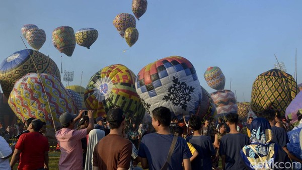 Warga di Kota Pekalonganpun antusias mengikuti festival balon ini. Tercatat ada 105 kelompok warga yang mengikuti festival balon. Kendati cukup sulit karena balon ditambatkan kerap tertiup angin dan tidak bertahan lama di udara. (Robby Bernardi/detikcom) Warga di Kota Pekalonganpun antusias mengikuti festival balon ini. Tercatat ada 105 kelompok warga yang mengikuti festival balon. Kendati cukup sulit karena balon ditambatkan kerap tertiup angin dan tidak bertahan lama di udara. (Robby Bernardi/detikcom)