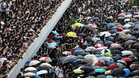 Aksi yang digelar puluhan ribu demonstran pada Rabu (12/6) waktu setempat, melumpuhkan Hong Kong. Para demonstran yang kebanyakan kaum muda dan mahasiswa yang berpakaian serba hitam ini, mengepung gedung-gedung pemerintahan termasuk gedung Dewan Legislatif Hong Kong. Aksi mereka ini membuat ruas-ruas jalan utama terblokir dan lalu lintas sama sekali tak bergerak. REUTERS/Athit Perawongmetha.