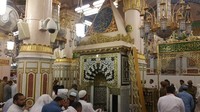 Masjid Nabawi di Madinah, Arab Saudi adalah masjid suci kedua umat Islam di seluruh dunia. Mihrab di Masjid Nabawi memakai tutupan segitiga dengan ornamen lingkaran (iStock)