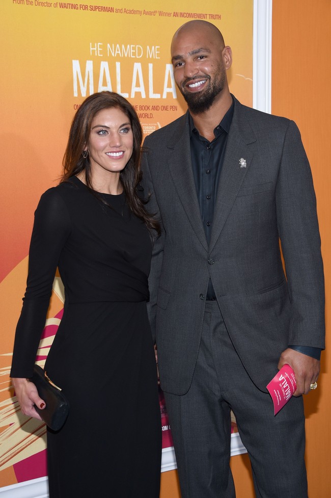 Setelah Jerramy dibebaskan, Hope dan pria tersebut menikah dua bulan kemudian. Namun sebelum pernikahan, saudara laki-laki mereka bertengkar hingga polisi ikut menangkap Jerramy meski tak lama kemudian langsung dibebaskan. Hope dan Jerramy pun menikah beberapa jam setelahnya. Foto: Getty Images