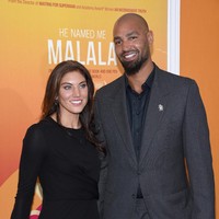 Setelah Jerramy dibebaskan, Hope dan pria tersebut menikah dua bulan kemudian. Namun sebelum pernikahan, saudara laki-laki mereka bertengkar hingga polisi ikut menangkap Jerramy meski tak lama kemudian langsung dibebaskan. Hope dan Jerramy pun menikah beberapa jam setelahnya. Foto: Getty Images