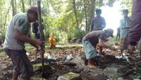 Empat makam keluarga yang berusia puluhan tahun di Kecamatan Polongbangkeng Selatan, Kabupaten Takalar, Sulsel, harus dibongkar dan dipindah. Hal itu dilakukan karena pihak keluarga berbeda pilihan dengan pemilik lahan makam. (Foto: Dok. Istimewa)