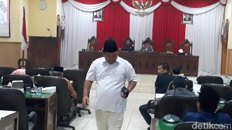 Bupati Bojonegoro ke Inggris, Rapat Paripurna Diwarnai Walk Out Bupati Bojonegoro ke Inggris, Rapat Paripurna Diwarnai Walk Out