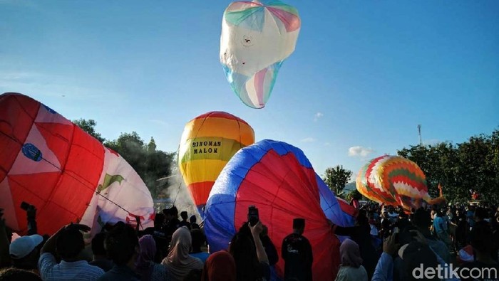 Festival balon udara menghiasi langit Ponorogo. Sebanyak 49 balon meramaikan festival yang digelar di Lapangan Nongkodono, Desa Nongkodono, Kecamatan Kauman ini.