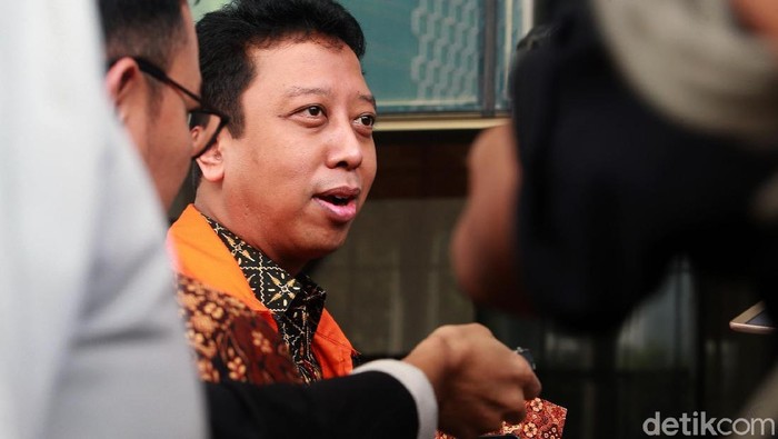 Eks Ketum PPP Romahurmuziy (Rommy) kembali diperiksa KPK usai dibantarkan karena sakit. Rommy nampak ceria saat memasuki gedung KPK.