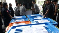 Berkas alat bukti Pemilihan Umum 2019 yang dikumpulkan Komisi Pemilihan Umum (KPU) mulai dibawa ke Mahkamah Konstitusi (MK).