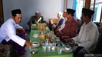 Warga saling bersilaturrahmi dan anjangsana ke rumah sanak saudara untuk bermaaf-maafan.