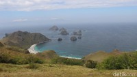 Di pesisir timur Bima, NTB ada pantai yang cantik dan sangat mirip Raja Ampat di Papua Barat. Namanya pantai Pulau Kelapa, berlokasi di Kecamatan Sape, Kabupaten Bima. (Faruk Nickyrawi/detikcom)