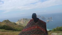 Rasa lelah traveler akan terbayarkan ketika sudah berada di atas puncak bukit. Bukit-bukit kecil yang menggoda mata ditambah kejernihan air laut yang berwarna hijau toska dilihat dari ketinggian bukit. (Faruk Nickyrawi/detikcom)