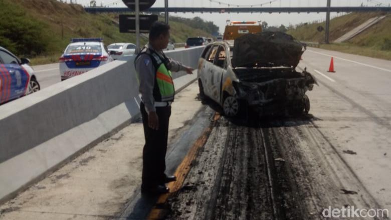 Ini Detik-detik MPV Terbakar di Tol Pandaan-Malang Ini Detik-detik MPV Terbakar di Tol Pandaan-Malang
