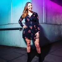 Di usia 15, Sabrina Cohen-Hatton keluar dari rumah setelah tidak nyaman tinggal bersama ibunya mengalami masalah kejiwaan. Dia pun menjadi gelandangan selama bertahun-tahun. Meski begitu, dia tetap punya semangat untuk menamatkan SMA. Foto: Instagram @dr_sab_cohenhatton