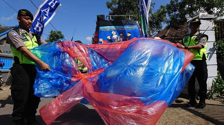 Warga Trenggalek Nekat Terbangkan Balon Udara Meski Dilarang Warga Trenggalek Nekat Terbangkan Balon Udara Meski Dilarang