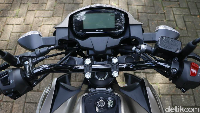 Soal fitur, GSX150 Bandit sebenarnya tak selengkap GSX-S 150. Memang, Bandit masih dibekali dengan lampu LED, easy start system & shuttered key system, digital speedometer, dan petal disc brake. Sayangnya, tak ada pilihan fitur keyless seperti GSX-S 150. Bandit hanya pakai shuttered key system.