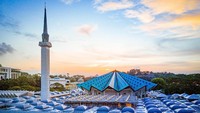 Masjid Negara di Kuala Lumpur adalah simbol kemerdekaan Malaysia. Unsur segitiga sangat dominan pada atap yang berwarna biru, kanopi dan dinding ventilasi dengan pola geometri segitiga. (iStock)