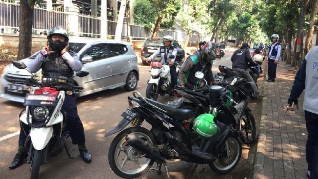 Sejumlah motor juga dicabut pentil karena parkir liar.