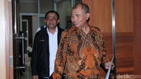 Kedatangan keduanya ke DPR untuk menghadiri Rapat Dengar Pendapat (RDP) bersama Komisi III DPR.