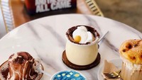 Wanita 30 tahun ini eksis di Instagram dengan lebih dari 380.000 followers. Kala liburan di Seoul, Chryseis tak lewatkan kopi berhias latte art cantik dan dessert enak lainnya. Foto: Instagram chrystan_x