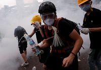 Hong Kong Ricuh, Polisi Tembakkan Peluru Karet & Gas Air Mata