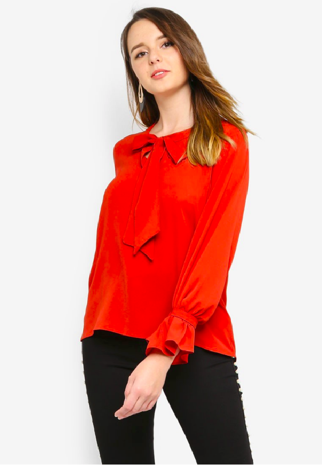 Opsi berikut datang dari brand Zalora. Item ini merupakan blus dengan detail pita yang cantik. Tie Neck Blouse tersebut cocok dipakai untuk ke kantor atau acara yang lebih formal. Item ini juga sedang diskon dari Rp 349 ribu menjadi Rp 191 ribuan. Foto: Zalora