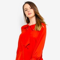 Opsi berikut datang dari brand Zalora. Item ini merupakan blus dengan detail pita yang cantik. Tie Neck Blouse tersebut cocok dipakai untuk ke kantor atau acara yang lebih formal. Item ini juga sedang diskon dari Rp 349 ribu menjadi Rp 191 ribuan. Foto: Zalora