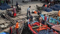 Warga kembali melakukan aktivitas sehari-hari di kawasan sekitar Kampung Nelayan Cilincing.