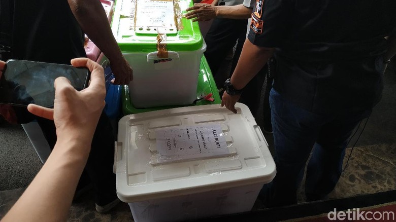 Alat Bukti Pemilu Mulai Diangkut dari KPU ke MK Alat Bukti Pemilu Mulai Diangkut dari KPU ke MK