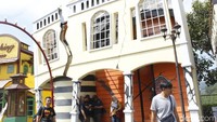 Wahana Rumah Gempa ini terletak di Kota Mini, Floating Market, Lembang, Bandung Barat. Dari luar, bangunan wahana ini berbentuk seperti rumah yang retak. (Yudha Maulana/detikcom)