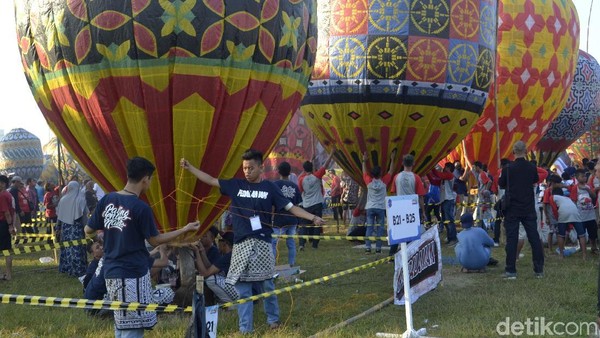Balon-balon yang diterbangkan ini buatan warga sendiri dengan aneka bentuk dan motif. Ada ketentuan tersendiri saat mengikuti festival balon di pekalongan ini. (Robby Bernardi/detikcom) Balon-balon yang diterbangkan ini buatan warga sendiri dengan aneka bentuk dan motif. Ada ketentuan tersendiri saat mengikuti festival balon di pekalongan ini. (Robby Bernardi/detikcom)
