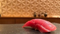 Jalan-jalan ke Tokyo tak lengkap tanpa mencicip sushi enak. Salah satunya nigiri dengan bertopping tuna ini. Nyamm! Foto: Instagram chrystan_x