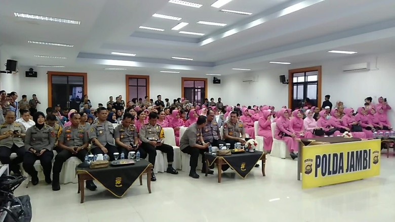 Momen Haru Konferensi Video Keluarga Brimob Jambi yang BKO ke DKI Momen Haru Konferensi Video Keluarga Brimob Jambi yang BKO ke DKI