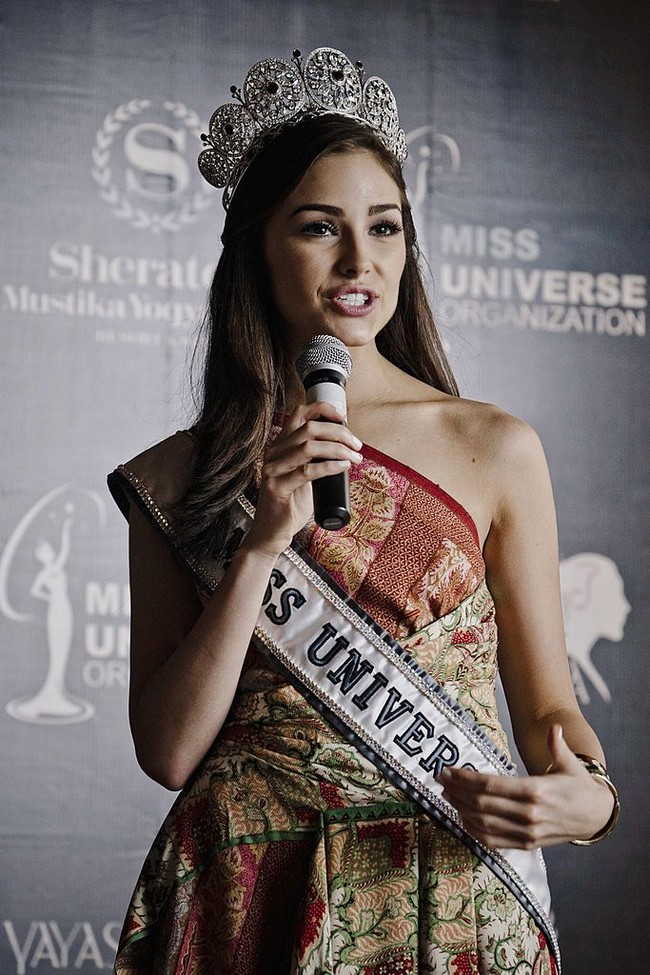 Dalam wawancara dengan media, Olivia Culpo pun mengaku senang bisa berkunjung ke Indonesia dan mengenal kebudayaannya, termasuk batik yang dipakainya. Apalagi Olivia terlihat semakin cantik dalam balutan gaun batik. Foto: Getty Images