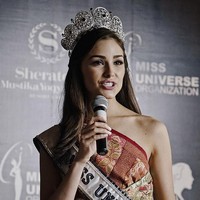 Dalam wawancara dengan media, Olivia Culpo pun mengaku senang bisa berkunjung ke Indonesia dan mengenal kebudayaannya, termasuk batik yang dipakainya. Apalagi Olivia terlihat semakin cantik dalam balutan gaun batik. Foto: Getty Images