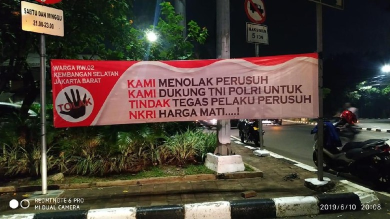 Warga Jakarta Barat Tolak Aksi Rusuh Jelang Putusan Sengketa Pilpres di MK Warga Jakarta Barat Tolak Aksi Rusuh Jelang Putusan Sengketa Pilpres di MK