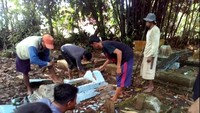 Makam itu kemudian dipindahkan ke tanah milik keluarga yang jaraknya 500 meter dari makam awal. Sudah kita pindahkan. Setelah dipindahkan kita tidak kasih tahu caleg itu. Yang bersangkutan pun tidak minta maaf, kata Rusli. (Foto: Dok. Istimewa)