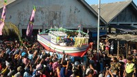 Dalam acara tersebut kepala kerbau akan diletakan di atas perahu kecil untuk dilarung ke laut lepas. Larung kepala kerbau itu dilepas oleh Plt Bupati Jepara Dian Krsitiandi bersama forkompinda. Kapal-kapal nelayan, mengitari dan menyaksikan prosesi pelarungan tersebut.